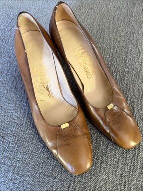 Vintage Salvatore Ferragamo Tan Brown Leather Round-Toe Pumps